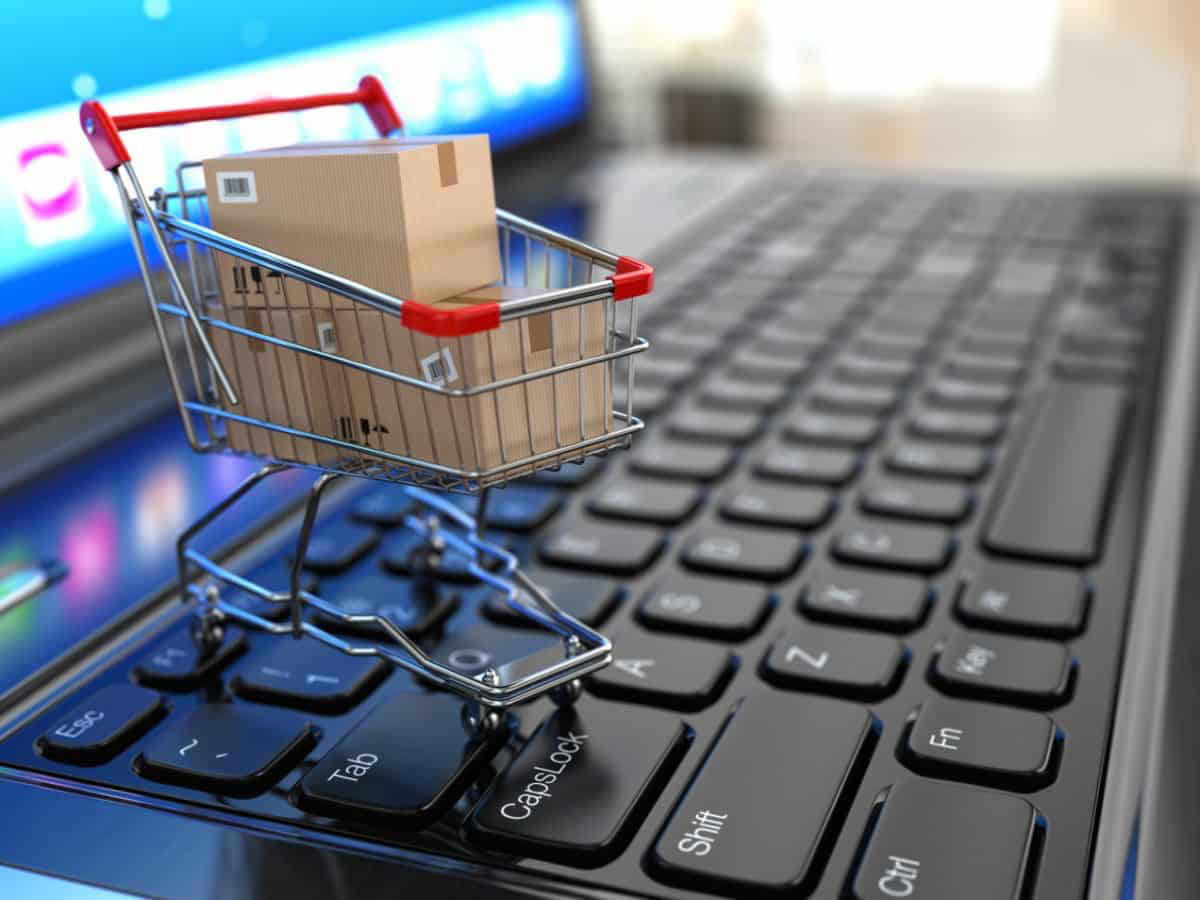 Carrinho de compras sobre teclado, simbolizando e-commerce